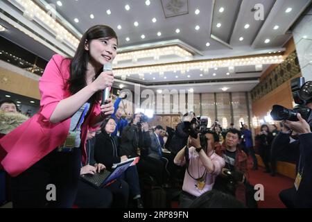 (190223) -- BEIJING, 23 février 2019 (Xinhua) -- Une journaliste pose des questions lors d'une conférence de presse de la troisième session du 12e Comité national de la Conférence consultative politique du peuple chinois (CCPPC) à Beijing, capitale de la Chine, le 6 mars 2015. La Chine a interdit les pratiques de discrimination fondée sur le sexe dans le recrutement afin de stimuler les opportunités de carrière pour les femmes. Aucune exigence de genre ne devrait être incluse dans les plans de recrutement ou les entretiens, selon un document publié par le Ministère des ressources humaines et de la sécurité sociale et huit autres organismes gouvernementaux. Il est également fo Banque D'Images