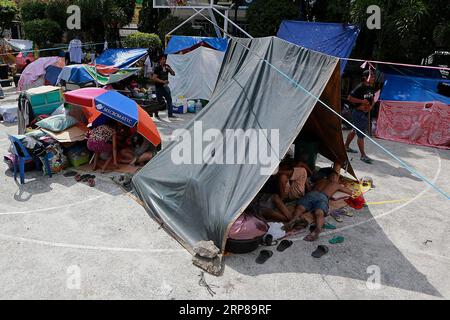 (190223) -- VILLE DE MANDALUYONG, 23 février 2019 -- des résidents se réfugient sous des tentes de fortune après un incendie dans un bidonville de Mandaluyong, Philippines, le 23 février 2019. Environ 300 bidonvilles ont été rasées dans l'incendie, laissant environ 1 000 familles touchées et cinq personnes blessées, selon le Bureau philippin de protection contre les incendies. PHILIPPINES-MANDALUYONG CITY-FIRE-AFTERMATH ROUELLExUMALI PUBLICATIONxNOTxINxCHN Banque D'Images