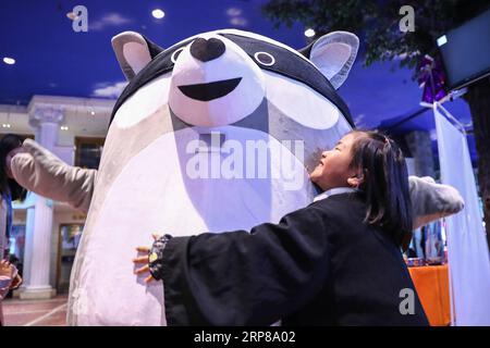 190223 -- BEIJING, 23 février 2019 Xinhua -- Une fille embrasse un ours rare, un personnage de dessin animé pour sensibiliser le public aux maladies rares, à Beijing, capitale de la Chine, le 23 février 2019. La 12e Journée internationale des maladies rares tombe le 28 février 2019 avec pour thème la transition entre les soins de santé et les soins sociaux . Xinhua/Zhang Yuwei CHINE-PÉKIN-MALADIE RARE-CARICATURE FIGURECN PUBLICATIONxNOTxINxCHN Banque D'Images