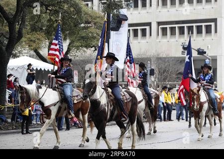 (190223) -- HOUSTON (É.-U.), le 23 février 2019 -- les cow-girls assistent au défilé annuel de rodéo de Houston à Houston, Texas, États-Unis, le 23 février 2019. Plus de 2 000 coureurs de Trail se sont rassemblés dans le centre-ville de Houston pour un défilé samedi, célébrant le Houston Livestock Show and Rodeo qui aura lieu du 25 février au 17 mars. ) U.S.-HOUSTON-RODEO-PARADE StevenxSong PUBLICATIONxNOTxINxCHN Banque D'Images