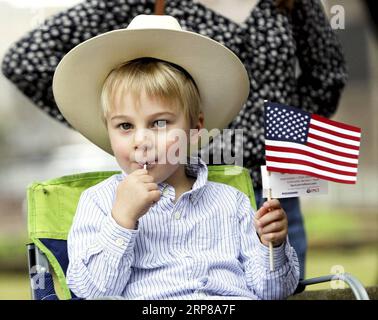 (190224) -- BEIJING, 24 février 2019 -- Un garçon regarde le défilé annuel du rodéo de Houston à Houston, Texas, États-Unis, le 23 février 2019. Plus de 2 000 coureurs de Trail se sont rassemblés dans le centre-ville de Houston pour un défilé samedi, célébrant le Houston Livestock Show and Rodeo qui aura lieu du 25 février au 17 mars. ) PHOTOS XINHUA DU JOUR StevenxSong PUBLICATIONxNOTxINxCHN Banque D'Images