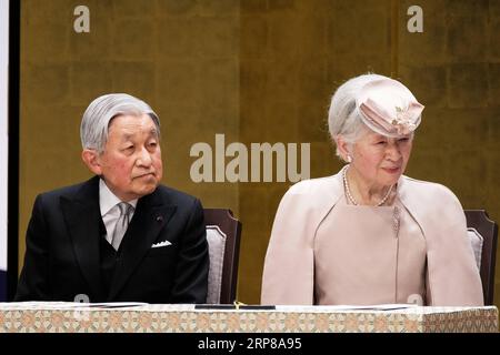 (190224) -- TOKYO, 24 février 2019 (Xinhua) -- l'empereur japonais Akihito (à gauche) et l'impératrice Michiko assistent à la cérémonie marquant le 30e anniversaire de l'intronisation de l'empereur à Tokyo, Japon, le 24 février 2019. (Xinhua/Pool) JAPON-TOKYO-EMPEREUR-30E ANNIVERSAIRE PUBLICATIONxNOTxINxCHN Banque D'Images