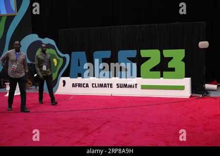 Nairobi, Kenya. 3 septembre 2023. Les organisateurs passent devant le logo du Sommet africain sur le climat avant le Sommet africain sur le climat 2023 au Centre international de conférences Kenyatta à Nairobi. Le sommet débutera le 4 septembre 2023 sous le thème "stimuler la croissance verte et les solutions de financement climatique pour l'Afrique et le monde" (image de crédit : © John Ochieng/SOPA Images via ZUMA Press Wire) À USAGE ÉDITORIAL SEULEMENT! Non destiné à UN USAGE commercial ! Banque D'Images