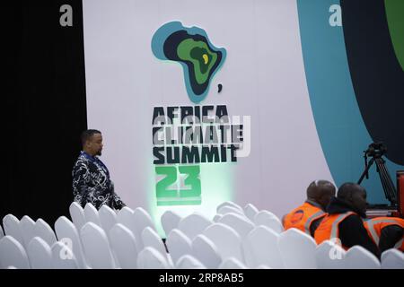 Nairobi, Kenya. 3 septembre 2023. Un organisateur a vu passer devant le logo du Sommet africain sur le climat avant le Sommet africain sur le climat 2023 au Kenyatta International Conference Centre à Nairobi. Le sommet débutera le 4 septembre 2023 sous le thème "stimuler la croissance verte et les solutions de financement climatique pour l'Afrique et le monde" (image de crédit : © John Ochieng/SOPA Images via ZUMA Press Wire) À USAGE ÉDITORIAL SEULEMENT! Non destiné à UN USAGE commercial ! Banque D'Images