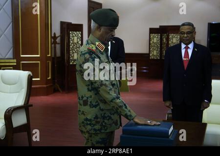 (190224) -- KHARTOUM, 24 février 2019 -- le nouveau premier vice-président soudanais Awad Mohamed Ahmed Ibn Auf (à gauche) prête serment constitutionnel au Palais présidentiel à Khartoum, Soudan, le 24 février 2019. Le président soudanais Omar al-Béchir a nommé samedi Awad Mohamed Ahmed Ibn Auf premier vice-président et ministre de la Défense. SOUDAN-KHARTOUM-PREMIER VICE-PRÉSIDENT-OATH MOHAMEDXKHIDIR PUBLICATIONXNOTXINXCHN Banque D'Images