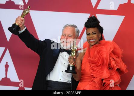 (190225) -- LOS ANGELES, 25 février 2019 (Xinhua) -- Hannah Beachler (à droite) et Jay Hart posent pour des photos après avoir remporté le prix du meilleur design de production pour Black Panther dans la salle de presse lors de la 91e cérémonie des Oscars, qui s’est tenue au Dolby Theatre de Los Angeles, aux États-Unis, le 24 février 2019. (Xinhua/Li Ying) États-Unis-LOS ANGELES-OSCARS-MEILLEUR DESIGN DE PRODUCTION PUBLICATIONxNOTxINxCHN Banque D'Images