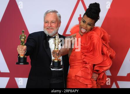 (190225) -- LOS ANGELES, 25 février 2019 (Xinhua) -- Hannah Beachler (à droite) et Jay Hart posent pour des photos après avoir remporté le prix du meilleur design de production pour Black Panther dans la salle de presse lors de la 91e cérémonie des Oscars, qui s’est tenue au Dolby Theatre de Los Angeles, aux États-Unis, le 24 février 2019. (Xinhua/Li Ying) États-Unis-LOS ANGELES-OSCARS-MEILLEUR DESIGN DE PRODUCTION PUBLICATIONxNOTxINxCHN Banque D'Images