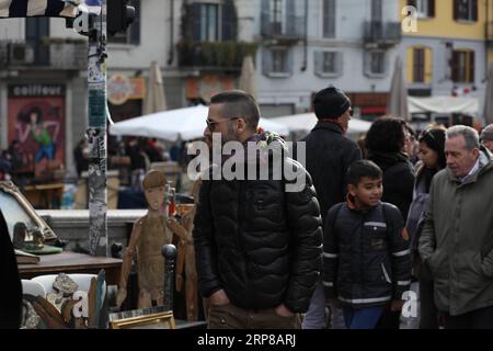 (190225) -- MILAN, 25 février 2019 (Xinhua) -- des visiteurs visitent le marché d'antiquités le long du Naviglio Grande à Milan, Italie, le 24 février 2019. Le marché des antiquaires, organisé par l'Association de Naviglio Grande, a lieu le long des rives du Naviglio Grande, un canal de Milan, le dernier dimanche de chaque mois. Plus de 380 exposants ont apporté leurs meubles vintage, bijoux, livres, estampes et accessoires sur le marché de février. Le marché a attiré les amateurs d'antiquités et les touristes du monde entier. (Xinhua/Cheng Tingting) ITALIE-MILAN-MARCHÉ D'ANTIQUITÉS PUBLICATIONxNOTxINxCHN Banque D'Images