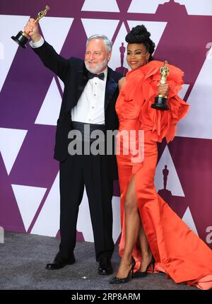 (190225) -- LOS ANGELES, 25 février 2019 (Xinhua) -- Hannah Beachler (à droite) et Jay Hart posent pour des photos après avoir remporté le prix du meilleur design de production pour Black Panther dans la salle de presse lors de la 91e cérémonie des Oscars, qui s’est tenue au Dolby Theatre de Los Angeles, aux États-Unis, le 24 février 2019. (Xinhua/Li Ying) États-Unis-LOS ANGELES-OSCARS-MEILLEUR DESIGN DE PRODUCTION PUBLICATIONxNOTxINxCHN Banque D'Images