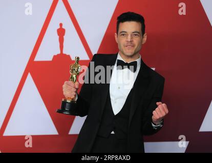 (190225) -- LOS ANGELES, 25 février 2019 (Xinhua) -- Rami Malek pose pour des photos après avoir remporté le prix du meilleur acteur pour Bohemian Rhapsody dans la salle de presse lors de la 91e cérémonie des Oscars, qui s'est tenue au Dolby Theatre de Los Angeles, aux États-Unis, le 24 février 2019. (Xinhua/Li Ying) États-Unis-LOS ANGELES-OSCARS-MEILLEUR ACTEUR PUBLICATIONxNOTxINxCHN Banque D'Images