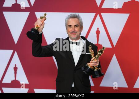 (190225) -- LOS ANGELES, 25 février 2019 (Xinhua) -- Alfonso Cuaron, lauréat du prix du meilleur réalisateur pour Roma , pose pour des photos dans la salle de presse lors de la 91e cérémonie des Oscars, qui s'est tenue au Dolby Theatre de Los Angeles, aux États-Unis, le 24 février 2019. Il s agit de la troisième victoire pour le film après sa victoire dans les catégories meilleur film en langue étrangère et meilleure cinématographie. (Xinhua/Li Ying) U.S.-LOS ANGELES-OSCARS-MEILLEUR RÉALISATEUR PUBLICATIONxNOTxINxCHN Banque D'Images