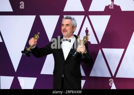 (190225) -- LOS ANGELES, 25 février 2019 (Xinhua) -- Alfonso Cuaron, lauréat du prix du meilleur réalisateur pour Roma , pose pour des photos dans la salle de presse lors de la 91e cérémonie des Oscars, qui s'est tenue au Dolby Theatre de Los Angeles, aux États-Unis, le 24 février 2019. Il s agit de la troisième victoire pour le film après sa victoire dans les catégories meilleur film en langue étrangère et meilleure cinématographie. (Xinhua/Li Ying) U.S.-LOS ANGELES-OSCARS-MEILLEUR RÉALISATEUR PUBLICATIONxNOTxINxCHN Banque D'Images