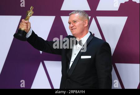 190225 -- LOS ANGELES, 25 février 2019 Xinhua -- John Ottman pose pour des photos après avoir remporté le prix du meilleur montage cinématographique pour Bohemian Rhapsody dans la salle de presse lors de la 91e cérémonie des Oscars, qui s'est tenue au Dolby Theatre de Los Angeles, aux États-Unis, le 24 février 2019. Xinhua/Li Ying U.S.-LOS ANGELES-OSCARS-MEILLEUR MONTAGE DE FILM PUBLICATIONxNOTxINxCHN Banque D'Images