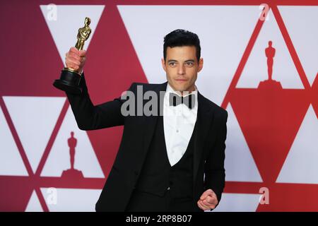 (190225) -- LOS ANGELES, 25 février 2019 (Xinhua) -- Rami Malek pose pour des photos après avoir remporté le prix du meilleur acteur pour Bohemian Rhapsody dans la salle de presse lors de la 91e cérémonie des Oscars, qui s'est tenue au Dolby Theatre de Los Angeles, aux États-Unis, le 24 février 2019. (Xinhua/Li Ying) États-Unis-LOS ANGELES-OSCARS-MEILLEUR ACTEUR PUBLICATIONxNOTxINxCHN Banque D'Images