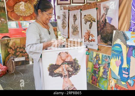 (190225) -- COLOMBO, 25 février 2019 (Xinhua) -- une artiste organise ses œuvres d'art lors de la foire artistique en plein air Kala Pola 2019 à Colombo, capitale du Sri Lanka, le 24 février 2019. L'événement est l'un des plus grands événements culturels du Sri Lanka et a attiré de nombreux touristes au cours des dernières années. (Xinhua/Tang lu) SRI LANKA-COLOMBO-FOIRE D'ART EN PLEIN AIR PUBLICATIONxNOTxINxCHN Banque D'Images