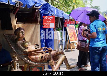 (190225) -- COLOMBO, 25 février 2019 (Xinhua) -- Un visiteur regarde une œuvre d'art lors de la foire d'art en plein air Kala Pola 2019 à Colombo, capitale du Sri Lanka, le 24 février 2019. L'événement est l'un des plus grands événements culturels du Sri Lanka et a attiré de nombreux touristes au cours des dernières années. (Xinhua/Tang lu) SRI LANKA-COLOMBO-FOIRE D'ART EN PLEIN AIR PUBLICATIONxNOTxINxCHN Banque D'Images