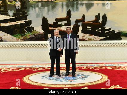 Actualités Bilder des Tages (190226) -- PHNOM PENH, 26 février 2019 -- le Premier ministre cambodgien Samdech Techo Hun Sen (à droite) serre la main du président vietnamien Nguyen Phu Trong en visite à Phnom Penh, Cambodge, le 26 février 2019. Le Cambodge et le Vietnam ont signé mardi cinq documents de coopération pour renforcer les liens bilatéraux et la coopération entre les deux pays voisins, selon un communiqué conjoint. Li Lay) CAMBODGE-PHNOM PENH-VIETNAM-COOPÉRATION maopengfei PUBLICATIONxNOTxINxCHN Banque D'Images