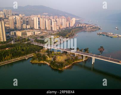 (190226) -- PÉKIN, 26 février 2019 -- une photo aérienne prise le 7 novembre 2017 montre un parc riverain dans le comté de Yunyang, à Chongqing, dans le sud-ouest de la Chine. La Banque chinoise de développement (CDB), la plus grande institution de financement du développement au monde, a accordé des milliards de yuans de prêts pour soutenir le développement de la ceinture économique du fleuve Yangtze. En décembre 2018, l'encours des prêts à 11 régions provinciales le long de la ceinture s'élevait à 3,85 billions de yuans (environ 575 milliards de dollars américains), selon la CDB. Les nouveaux prêts en yuan à ces régions ont atteint 304,5 milliards de yuan l'an dernier, ce qui représente 48 pour cent de Banque D'Images