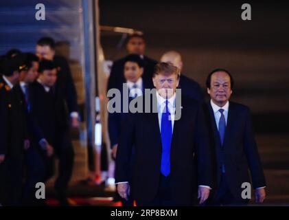 Actualités Bilder des Tages (190226) -- HANOI, 26 février 2019 (Xinhua) -- le président américain Donald Trump (front) arrive à un aéroport de Hanoi, Vietnam, le 26 février 2019. Le président américain Donald Trump est arrivé mardi soir à Hanoi, la capitale du Vietnam, pour rencontrer Kim Jong un, haut dirigeant de la République populaire démocratique de Corée. (Xinhua/Wang Shen) VIETNAM-HANOI-SUMMIT-TRUMP-ARRIVAL PUBLICATIONxNOTxINxCHN Banque D'Images