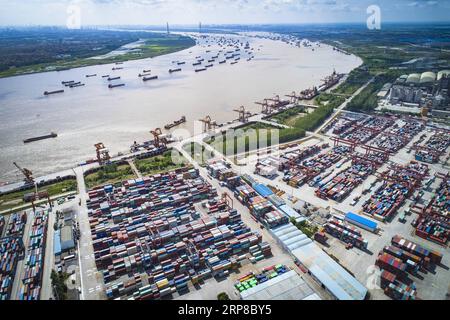 (190226) -- PÉKIN, 26 février 2019 (Xinhua) -- une photo aérienne prise le 13 août 2018 montre le port de Yangluo à Wuhan, capitale de la province du Hubei en Chine centrale. La Banque chinoise de développement (CDB), la plus grande institution de financement du développement au monde, a accordé des milliards de yuans de prêts pour soutenir le développement de la ceinture économique du fleuve Yangtze. En décembre 2018, l'encours des prêts à 11 régions provinciales le long de la ceinture s'élevait à 3,85 billions de yuans (environ 575 milliards de dollars américains), selon la CDB. Nouveaux prêts yuans à ces régions ont atteint 304,5 milliards de yuans l'année dernière, compte fo Banque D'Images