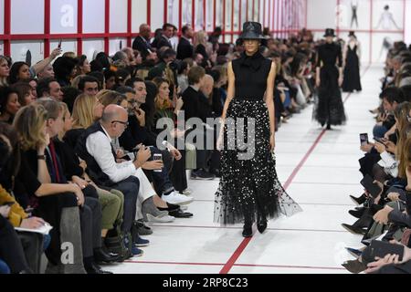 (190226) -- PARIS, 26 février 2019 -- des mannequins présentent des créations pour le salon Christian Dior automne/hiver 2019/2020 de la collection prêt-à-porter lors de la semaine de la mode parisienne à Paris, France, le 26 février 2019.) FRANCE-PARIS-FASHION WEEK-CHRISTIAN DIOR PIEROXBIASION PUBLICATIONXNOTXINXCHN Banque D'Images