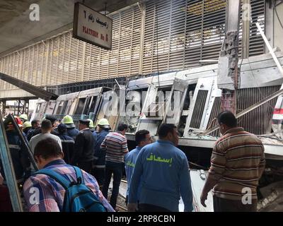 (190227) -- LE CAIRE, 27 février 2019 -- des sauveteurs travaillent sur un site d'incendie dans une gare du Caire, Égypte, 27 février 2019. Au moins 20 personnes ont été tuées et plus de 40 autres blessées lorsqu'un incendie a éclaté à l'intérieur de la gare principale dans le centre-ville de la capitale égyptienne, le Caire, mercredi, a rapporté Nile TV d'État. ÉGYPTE-CAIRE-GARE-FEU AhmedxGomaa PUBLICATIONxNOTxINxCHN Banque D'Images