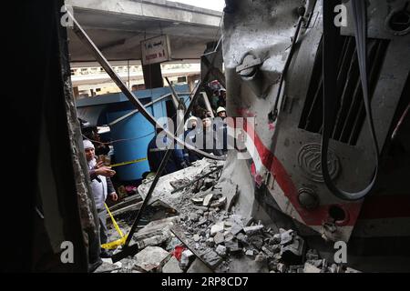 (190227) -- LE CAIRE, 27 février 2019 -- des sauveteurs travaillent à la gare après un incendie au Caire, en Égypte, le 27 février 2019. Au moins 20 personnes ont été tuées et plus de 40 autres blessées lorsqu'un incendie a éclaté à l'intérieur de la gare principale dans le centre-ville de la capitale égyptienne, le Caire, mercredi, a rapporté Nile TV d'État. ÉGYPTE-CAIRE-GARE-FEU AhmedxGomaa PUBLICATIONxNOTxINxCHN Banque D'Images