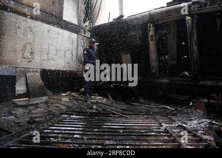 (190227) -- LE CAIRE, 27 février 2019 -- Un sauveteur travaille à la gare après un incendie au Caire, en Égypte, le 27 février 2019. Au moins 20 personnes ont été tuées et plus de 40 autres blessées lorsqu'un incendie a éclaté à l'intérieur de la gare principale dans le centre-ville de la capitale égyptienne, le Caire, mercredi, a rapporté Nile TV d'État. ÉGYPTE-CAIRE-GARE-FEU AhmedxGomaa PUBLICATIONxNOTxINxCHN Banque D'Images