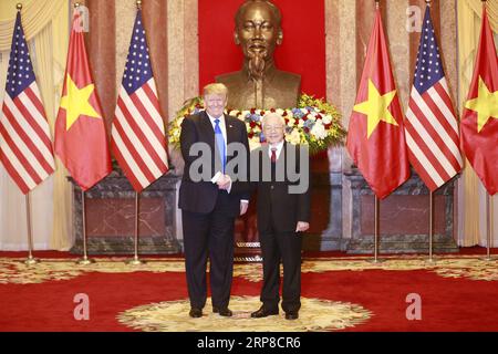 (190227) -- HANOI, 27 février 2019 -- le secrétaire général du Comité central du Parti communiste du Vietnam et président vietnamien Nguyen Phu Trong (à droite) s'entretient avec le président américain Donald Trump à Hanoi, Vietnam, le 27 février 2019.) VIETNAM-HANOI-PRESIDENT-US-TRUMP-PARLE VNA PUBLICATIONXNOTXINXCHN Banque D'Images