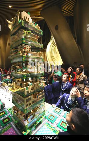 (190228) -- SHANGHAI, 28 février 2019 (Xinhua) -- des enfants regardent le modèle vertical City à Shanghai Tower, le plus haut bâtiment de Chine, à Shanghai, dans l est de la Chine, le 27 février 2019. Le modèle, composé d'éléments botaniques fabriqués à partir de canne à sucre provenant de sources durables, a été créé au 126e étage de la Tour de Shanghai par 11 professionnels certifiés LEGO du monde entier, ainsi que 30 enfants. Le modèle mesure 2,47 mètres de haut et couvre une superficie de plus de 5 mètres carrés. Le thème de la ville verticale examine l’utilisation de l’espace vertical pour une vie plus durable, selon l’organisateur. Le Vertica Banque D'Images