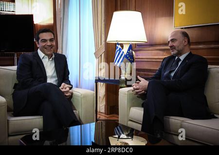 (190228) -- ATHÈNES, le 28 février 2019 -- le Premier ministre grec Alexis Tsipras (à gauche) rencontre Pierre Moscovici, commissaire européen chargé des affaires économiques et financières, de la fiscalité et des douanes, à Athènes, en Grèce, le 28 février 2019. Pierre Moscovici a rencontré Alexis Tsipras à Athènes jeudi matin pour discuter des résultats du rapport de la Commission publié le 27 février, qui montrait que la Grèce avait pris du retard dans les réformes nécessaires pour recevoir près de 1 milliards d ' euros d ' aide.) GRÈCE-ATHÈNES-PM-EU-MOSCOVICI-MEETING MARIOSXLOLOS PUBLICATIONXNOTXINXCHN Banque D'Images