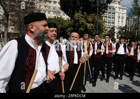 (190228) -- ATHÈNES, 28 février 2019 -- des personnes vêtues de costumes traditionnels dansent sur la place Syntagma, à Athènes, Grèce, le 28 février 2019. Athènes a organisé divers événements pour célébrer la saison du carnaval. ) GRÈCE-ATHÈNES-CARNAVAL-DANSE MariosxLolos PUBLICATIONxNOTxINxCHN Banque D'Images
