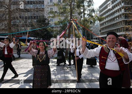 (190228) -- ATHÈNES, 28 février 2019 -- des personnes vêtues de costumes traditionnels dansent sur la place Syntagma, à Athènes, Grèce, le 28 février 2019. Athènes a organisé divers événements pour célébrer la saison du carnaval. ) GRÈCE-ATHÈNES-CARNAVAL-DANSE MariosxLolos PUBLICATIONxNOTxINxCHN Banque D'Images