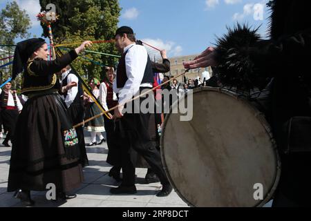 (190228) -- ATHÈNES, 28 février 2019 -- des personnes vêtues de costumes traditionnels dansent sur la place Syntagma, à Athènes, Grèce, le 28 février 2019. Athènes a organisé divers événements pour célébrer la saison du carnaval. ) GRÈCE-ATHÈNES-CARNAVAL-DANSE MariosxLolos PUBLICATIONxNOTxINxCHN Banque D'Images