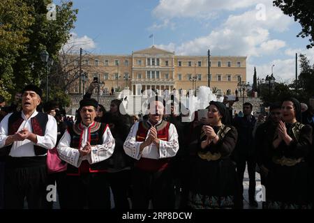 (190228) -- ATHÈNES, 28 février 2019 -- des personnes vêtues de costumes traditionnels dansent sur la place Syntagma, à Athènes, Grèce, le 28 février 2019. Athènes a organisé divers événements pour célébrer la saison du carnaval. ) GRÈCE-ATHÈNES-CARNAVAL-DANSE MariosxLolos PUBLICATIONxNOTxINxCHN Banque D'Images