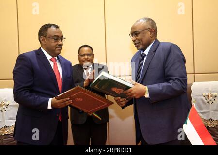 (190228) -- KHARTOUM, 28 février 2019 -- le vice-président soudanais Osman Mohamed Yousif Kibir (R, Front) échange des mémorandums d accord avec le vice-premier ministre éthiopien Demeke Mekonnen (L, Front) à Khartoum, Soudan, le 28 février 2019. Le Soudan et l'Ethiopie ont signé jeudi des mémorandums d'accord (MoU) sur l'économie et le commerce lors des réunions du Comité économique supérieur soudano-éthiopien à Khartoum. SOUDAN-KHARTOUM-ETHIOPIE-PROTOCOLES-SIGNING MohamedxKhidir PUBLICATIONxNOTxINxCHN Banque D'Images