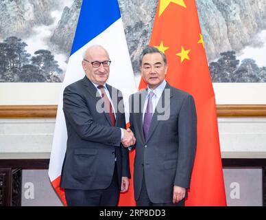 (190228) -- PÉKIN, le 28 février 2019 -- le conseiller d'État et ministre des Affaires étrangères chinois Wang Yi (à droite) rencontre Philippe Etienne, conseiller diplomatique du président français, à Pékin, capitale de la Chine, le 28 février 2019.) CHINA-WANG YI-FRANCE-MEETING (CN) ZHAIXJIANLAN PUBLICATIONXNOTXINXCHN Banque D'Images