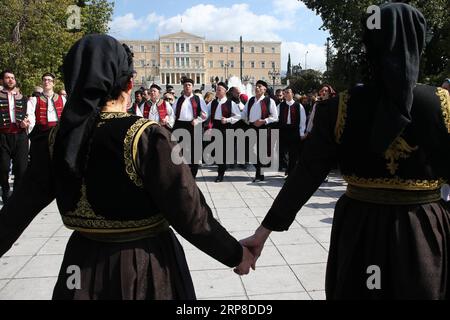 (190228) -- ATHÈNES, 28 février 2019 -- des personnes vêtues de costumes traditionnels dansent sur la place Syntagma, à Athènes, Grèce, le 28 février 2019. Athènes a organisé divers événements pour célébrer la saison du carnaval. ) GRÈCE-ATHÈNES-CARNAVAL-DANSE MariosxLolos PUBLICATIONxNOTxINxCHN Banque D'Images