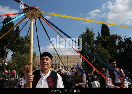 (190228) -- ATHÈNES, 28 février 2019 -- des personnes vêtues de costumes traditionnels dansent sur la place Syntagma, à Athènes, Grèce, le 28 février 2019. Athènes a organisé divers événements pour célébrer la saison du carnaval. ) GRÈCE-ATHÈNES-CARNAVAL-DANSE MariosxLolos PUBLICATIONxNOTxINxCHN Banque D'Images