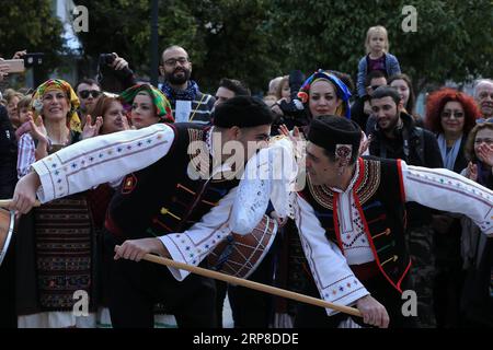 (190228) -- ATHÈNES, 28 février 2019 -- des personnes vêtues de costumes traditionnels dansent sur la place Syntagma, à Athènes, Grèce, le 28 février 2019. Athènes a organisé divers événements pour célébrer la saison du carnaval. ) GRÈCE-ATHÈNES-CARNAVAL-DANSE MariosxLolos PUBLICATIONxNOTxINxCHN Banque D'Images