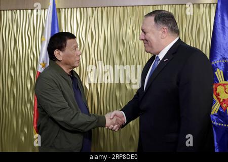 Actualités Bilder des Tages 190301 -- PASAY CITY, le 1 mars 2019 -- le président philippin Rodrigo Duterte L serre la main du secrétaire d'État américain Michael Pompeo à la base aérienne Villamor à Pasay City, Philippines, le 28 février 2019. POOL PHILIPPINES-PASAY CITY-DUTERTE-US-MEETING POOLXPHOTO PUBLICATIONXNOTXINXCHN Banque D'Images