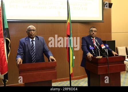 (190228) -- KHARTOUM, 28 février 2019 -- le vice-président soudanais Osman Mohamed Yousif Kibir (à gauche) et le vice-premier ministre éthiopien Demeke Mekonnen assistent à une conférence de presse conjointe après la signature de mémorandums d accord à Khartoum, Soudan, le 28 février 2019. Le Soudan et l'Ethiopie ont signé jeudi des mémorandums d'accord (MoU) sur l'économie et le commerce lors des réunions du Comité économique supérieur soudano-éthiopien à Khartoum. SOUDAN-KHARTOUM-ETHIOPIE-PROTOCOLES-SIGNING MohamedxKhidir PUBLICATIONxNOTxINxCHN Banque D'Images