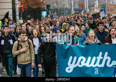 (190228) -- BRUXELLES, 28 février 2019 (Xinhua) -- des étudiants assistent à une marche pour le climat à Bruxelles, Belgique, le 28 février 2019. Une nouvelle marche pour le climat par des écoliers et des étudiants a été organisée jeudi dans toute la Belgique avec la participation de Greta Thunberg, militante suédoise pour le climat. (Xinhua/Zhang Cheng) BELGIQUE-BRUXELLES-ÉTUDIANTS-MARS-CLIMAT PUBLICATIONxNOTxINxCHN Banque D'Images