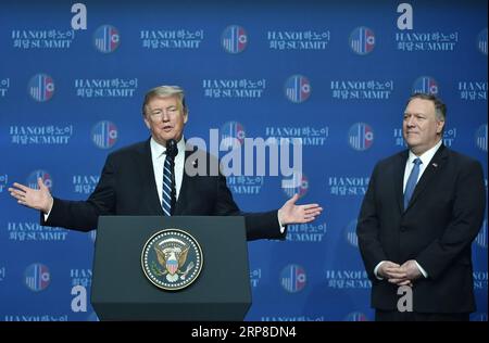 (190301) -- PÉKIN, 1 mars 2019 (Xinhua) -- le président américain Donald Trump (à gauche) prend la parole lors d'une conférence de presse à Hanoi, Vietnam, le 28 février 2019. Un fossé restait entre ce que la République populaire démocratique de Corée (RPDC) voulait et ce que voulaient les États-Unis, a déclaré Donald Trump lors de la conférence de presse, expliquant la fin plus tôt que prévu de son deuxième sommet avec le haut dirigeant de la RPDC Kim Jong un. (Xinhua/Wang Shen) PHOTOS XINHUA DU JOUR PUBLICATIONxNOTxINxCHN Banque D'Images