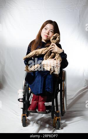 190301 -- PÉKIN, le 1 mars 2019 Xinhua -- Cheng Liting, 28 ans, diagnostiqué d'une paralysie infantile, pose pour un portrait à Pékin, capitale de la Chine, le 26 février 2019. Selon les statistiques de l’OMS DE L’Organisation mondiale de la Santé, les maladies rares touchent une population d’environ 400 millions de personnes dans le monde, ce qui signifie que pour 15 000 personnes, il y a un patient atteint d’une maladie rare. Alors qu’en Chine, le nombre de personnes souffrant de maladies rares est estimé à plus de 20 millions. Il existe plus de 100 groupes de soutien aux patients atteints de maladies rares mis en place en fonction des catégories de maladies dans le pays. Xinhua/Jin Liwang XINHU Banque D'Images