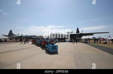 (190301) -- MELBOURNE, le 1 mars 2019 -- les gens visitent le salon aéronautique international australien et l'exposition aérospatiale et défense à l'aéroport d'Avalon, Melbourne, le 1 mars 2019.) AUSTRALIA-MELBOURNE-AIR SHOW BaixXuefei PUBLICATIONxNOTxINxCHN Banque D'Images