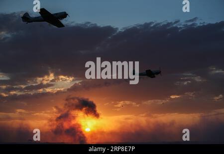 (190301) -- MELBOURNE, le 1 mars 2019 -- des avions se produisent lors du salon aéronautique international australien et de l'exposition aérospatiale et défense à l'aéroport d'Avalon, Melbourne, le 1 mars 2019.) AUSTRALIA-MELBOURNE-AIR SHOW BaixXuefei PUBLICATIONxNOTxINxCHN Banque D'Images