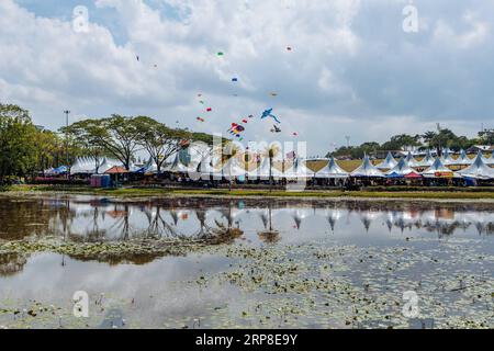 (190302) -- JOHOR BAHRU, le 2 mars 2019 -- divers cerfs-volent dans le ciel lors du 24e Festival mondial du cerf-volant de Pasir Gudang à Pasir Gudang, État de Johor, Malaisie, le 1 mars 2019. Des participants de plus de 40 pays et régions ont participé aux compétitions de cerf-volant et au spectacle pendant les cinq jours du festival. Zhu Wei) MALAYSIA-PASIR GUDANG-KITE FESTIVAL ChongxVoonxChung PUBLICATIONxNOTxINxCHN Banque D'Images