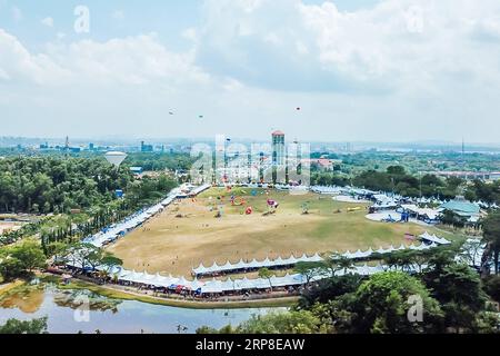 (190302) -- JOHOR BAHRU, le 2 mars 2019 -- divers cerfs-volent dans le ciel lors du 24e Festival mondial du cerf-volant de Pasir Gudang à Pasir Gudang, État de Johor, Malaisie, le 1 mars 2019. Des participants de plus de 40 pays et régions ont participé aux compétitions de cerf-volant et au spectacle pendant les cinq jours du festival. Zhu Wei) MALAYSIA-PASIR GUDANG-KITE FESTIVAL ChongxVoonxChung PUBLICATIONxNOTxINxCHN Banque D'Images