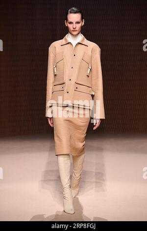 (190303) -- PARIS, 3 mars 2019 (Xinhua) -- Un mannequin présente les créations d'Hermès lors du salon automne-hiver 2019/2020 de la collection prêt-à-porter à Paris, France, le 2 mars 2019. (Xinhua/Piero Biasion) FRANCE-PARIS-FASHION WEEK-HERMES PUBLICATIONxNOTxINxCHN Banque D'Images